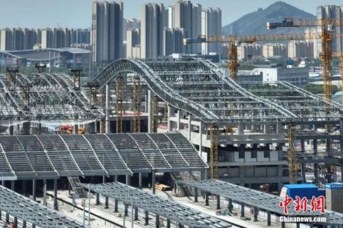 圖為航拍南沿江鐵路江陰站站房屋面鋼結(jié)構(gòu)桁架整體提升現(xiàn)場。(無人機(jī)照片) 中新社記者 泱波 攝